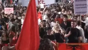 Protestuan për disa orë para Kryeministrisë, qytetarët nisin marshimin në Bulevard: Ju erdhi fundi!