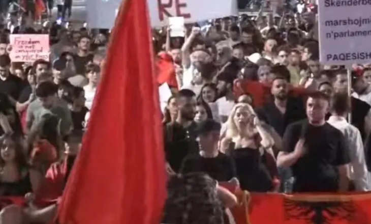 Protestuan për disa orë para Kryeministrisë, qytetarët nisin marshimin në Bulevard: Ju erdhi fundi!