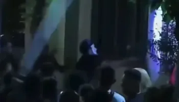 Protestues të maskuar shkatërruan çfarë gjetën para, një police mbeti e lënduar/ Ja çfarë në Komisariatin nr.3