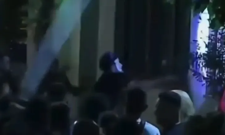Protestues të maskuar shkatërruan çfarë gjetën para, një police mbeti e lënduar/ Ja çfarë në Komisariatin nr.3