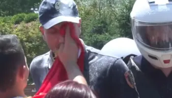 Protestuesi i pastroi fytyrën efektivit, Balla: Si mund të përdoret flamuri kuq e zi si peshqir?!