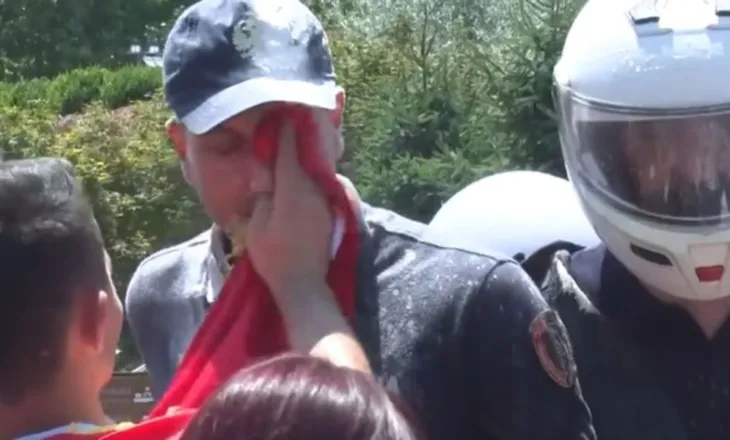 Protestuesi i pastroi fytyrën efektivit, Balla: Si mund të përdoret flamuri kuq e zi si peshqir?!