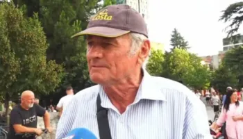 Protestuesi i revoltuar: PS dhe PD, pjella të Ramiz Alisë që duhen shkrirë