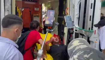 Protestuesi mbulohet me gjak nga plagët në kokë, transportohet me urgjencë drejt ambulancës