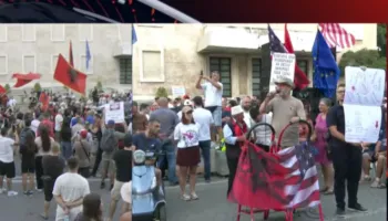 Protestuesi: Rama po përdor pushtetin kundër shqiptarëve, të largohet pa negociata