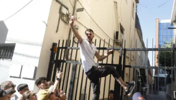 Protestuesi vijon me tensionet edhe pas lirimit, ngjitet në kangjella dhe hedh vezë drejt Komisariatit nr.3
