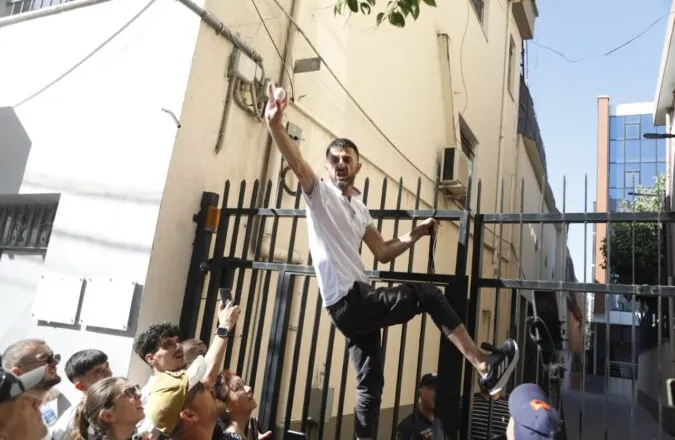 Protestuesi vijon me tensionet edhe pas lirimit, ngjitet në kangjella dhe hedh vezë drejt Komisariatit nr.3