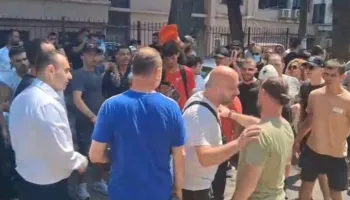 Protestuesit dëbojnë Kaprin, Balliun e Muçin nga protesta, akuza edhe Dritan Goxhajt: Mos bëj negociata 