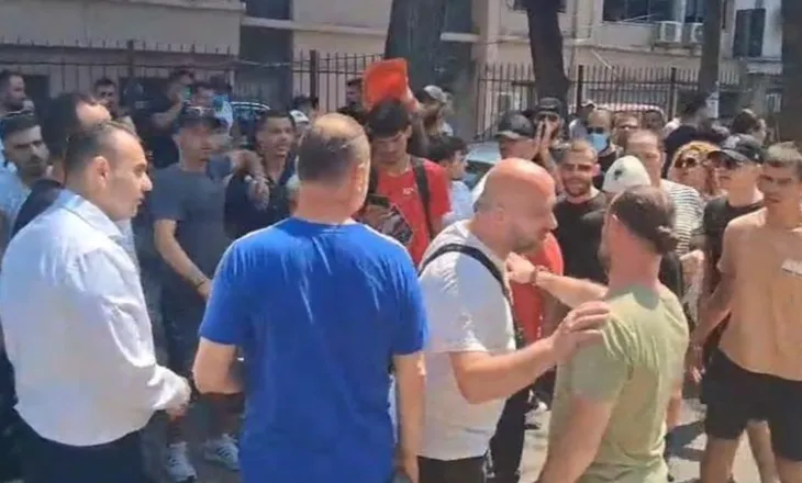 Protestuesit dëbojnë Kaprin, Balliun e Muçin nga protesta, akuza edhe Dritan Goxhajt: Mos bëj negociata 