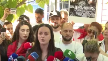 Protestuesit dorëzojnë në SPAK librin “The Albanian Files”