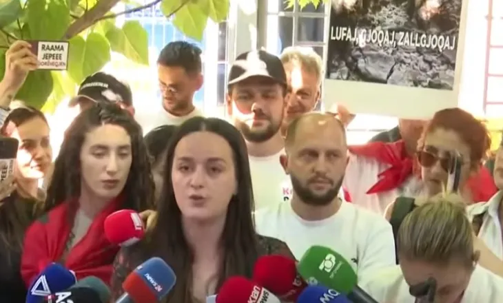 Protestuesit dorëzojnë në SPAK librin “The Albanian Files”