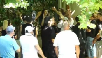 Protestuesit e arrestuar dalin para gjykatës, qytetarët mblidhen para godinës ku zhvillohet seanca: Lironi çunat!