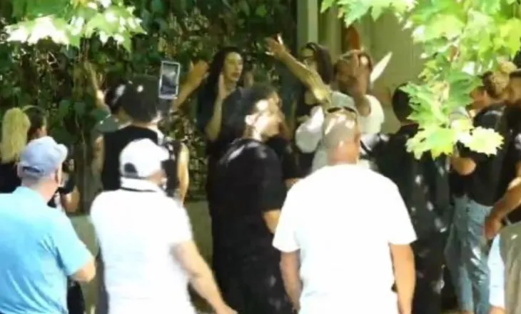 Protestuesit e arrestuar dalin para gjykatës, qytetarët mblidhen para godinës ku zhvillohet seanca: Lironi çunat!