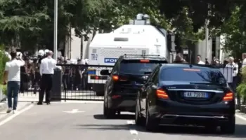 Protestuesit godasin me ujë e vezë makinën e Peleshit