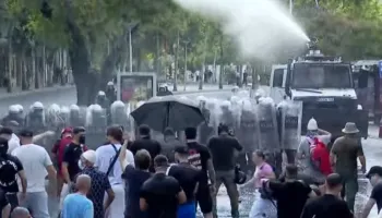 Protestuesit ‘harrojnë’ Berishën! “Luftë” me ujë e gurë para Parlamentit. Plagoset një efektiv! Balla: Gjaku i shtetit…