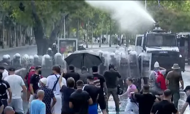 Protestuesit ‘harrojnë’ Berishën! “Luftë” me ujë e gurë para Parlamentit. Plagoset një efektiv! Balla: Gjaku i shtetit…