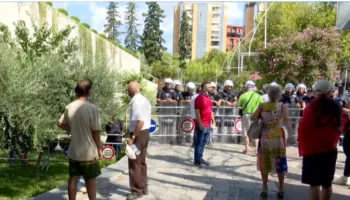 Protestuesit hedhin lëndë plasëse jashtë ambienteve të Parlamentit, lëndohet një tjetër polic