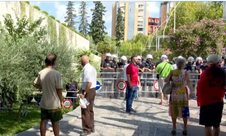 Protestuesit hedhin lëndë plasëse jashtë ambienteve të Parlamentit, lëndohet një tjetër polic