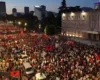“Protestuesit kërkojnë dorëheqjen e kryeministrit Rama”/ Al Jazeera: Tubimi i 4 korrikut, më i madhi që nga nisja…