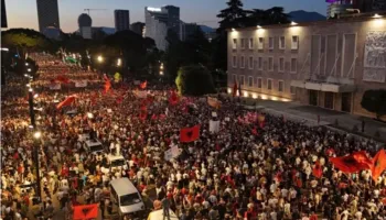 “Protestuesit kërkojnë dorëheqjen e kryeministrit Rama”/ Al Jazeera: Tubimi i 4 korrikut, më i madhi që nga nisja…