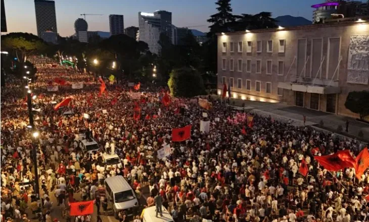 “Protestuesit kërkojnë dorëheqjen e kryeministrit Rama”/ Al Jazeera: Tubimi i 4 korrikut, më i madhi që nga nisja…