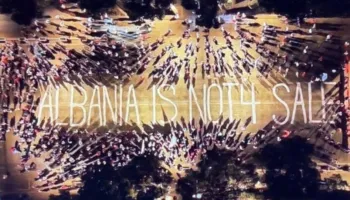 Protestuesit lënë mesazhin në Bulevard: Shqipëria nuk është në shitje!