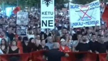 Protestuesit marshojnë drejt “Air Albania”, thirrje qytetarëve t’u bashkohen: Çohuni nga kafja!