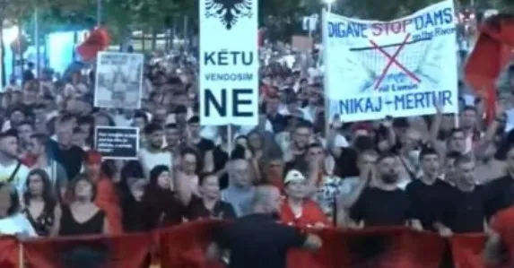 Protestuesit marshojnë drejt “Air Albania”, thirrje qytetarëve t’u bashkohen: Çohuni nga kafja!