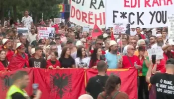 Protestuesit marshojnë drejt Kryeministrisë, thirrje Ramës: O tradhtar, liro çunat sa më parë