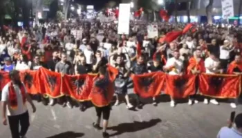 Protestuesit marshojnë në rrugët e kryeqytetit, destinacioni Komisariati Nr. 3