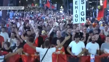 Protestuesit marshojnë në rrugët e Tiranës: Shqipëria kërkon revolucion