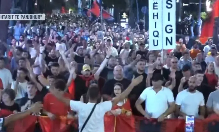 Protestuesit marshojnë në rrugët e Tiranës: Shqipëria kërkon revolucion