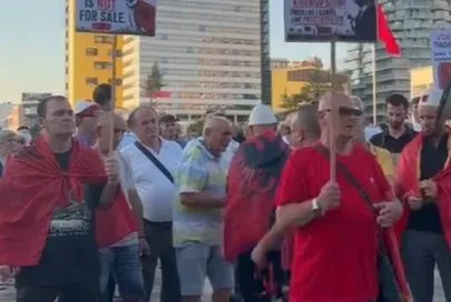 Protestuesit mblidhen në sheshin Skënderbej, kërkojnë largimin e Ramës