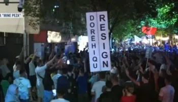 Protestuesit mblidhen para Komisariatit nr. 3, kërkojnë lirimin e të arrestuarve: Shqipëria e rinisë jo e partisë