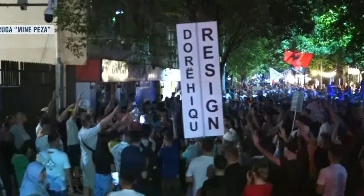 Protestuesit mblidhen para Komisariatit nr. 3, kërkojnë lirimin e të arrestuarve: Shqipëria e rinisë jo e partisë