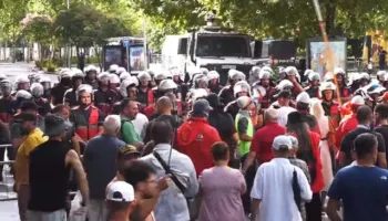 Protestuesit mblidhen para Kuvendit, thirrje në kor: Edi Rama o legen gjithë Shqipëria të urren