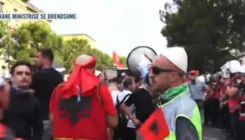 Protestuesit ndryshojnë ‘skenarin’, zhvendosen para Pedonales, bllokojnë qarkullimin