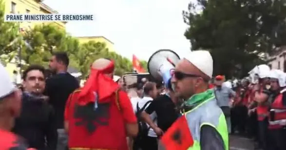 Protestuesit ndryshojnë ‘skenarin’, zhvendosen para Pedonales, bllokojnë qarkullimin