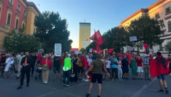 Protestuesit nisin marshimin nga sheshi “Skënderbej” drejt Kryeministrisë/ Kërkohet dorëheqja e Ramës