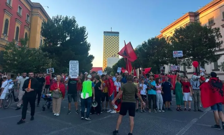Protestuesit nisin marshimin nga sheshi “Skënderbej” drejt Kryeministrisë/ Kërkohet dorëheqja e Ramës