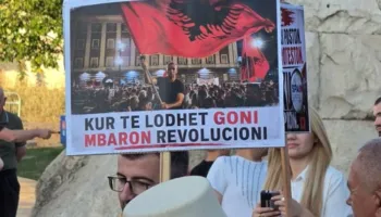Protestuesit nisin organizimin në sheshin “Skënderbej”, kërkojnë dorëheqjen e Ramës