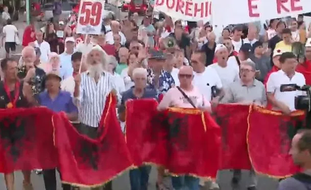 Protestuesit para Kryeministrisë në ditën e 59-të: Edi Rama dil në bulevard!