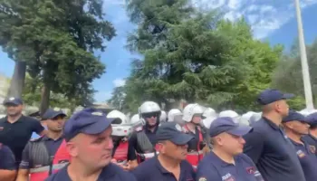 Protestuesit përplasen me policinë te Parlamenti, 3 efektivë të plagosur
