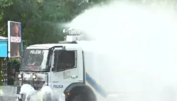 Protestuesit pësuan dëmtime serioze, misteri i ujit blu që hodhi policia në drejtim të turmës para Kuvendit