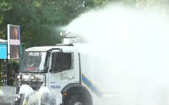 Protestuesit pësuan dëmtime serioze, misteri i ujit blu që hodhi policia në drejtim të turmës para Kuvendit