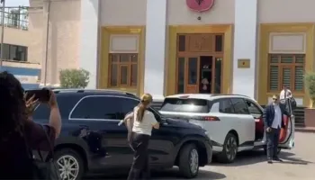 Protestuesit qëllojnë me vezë makinat e Kumbaros dhe Çuçit