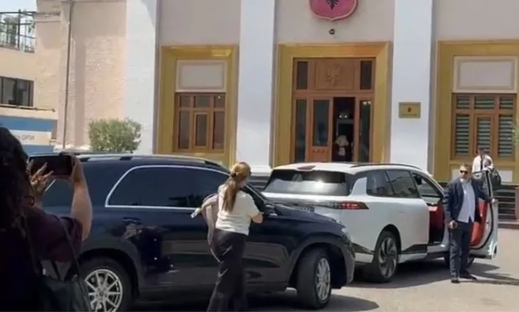 Protestuesit qëllojnë me vezë makinat e Kumbaros dhe Çuçit