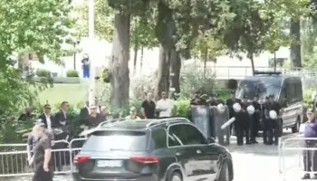 Protestuesit qëllojnë me vezë makinat e Kumbaros e Çuçit, deputeti ua kthen me batutë