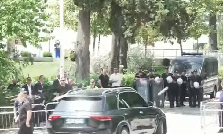 Protestuesit qëllojnë me vezë makinat e Kumbaros e Çuçit, deputeti ua kthen me batutë