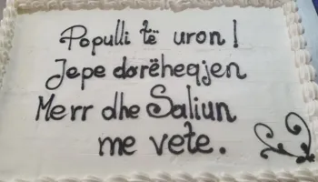 Protestuesit sjellin torta në bulevard për ditëlindjen e Ramës: Populli të uron